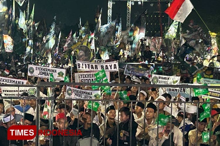 Parade Shalawat Hari Santri 2023, Lautan Manusia Penuhi Lapangan Kodam V Brawijaya
