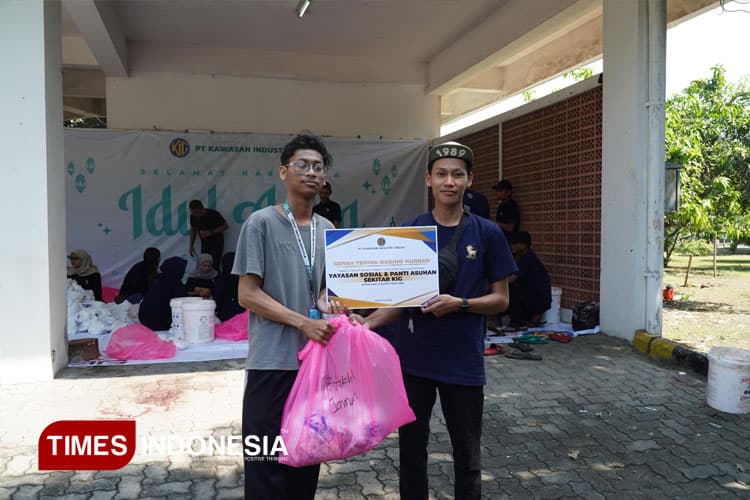 Dapat Daging Kurban, Warga Sekitar Kawasan Industri Gresik Rasakan Berkah Idul Adha