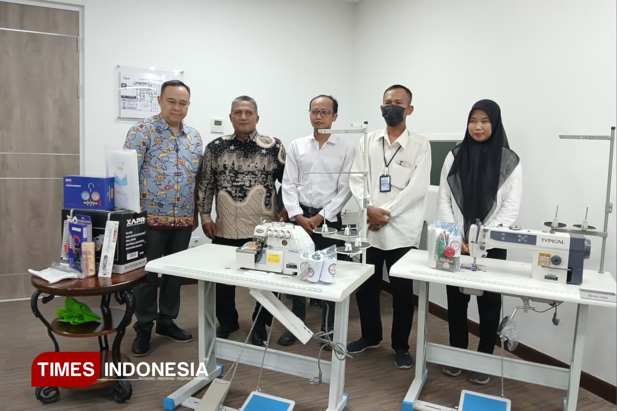 Setelah Ikuti Pelatihan, Puluhan Warga Gresik Terima Bantuan Alat Wirausaha