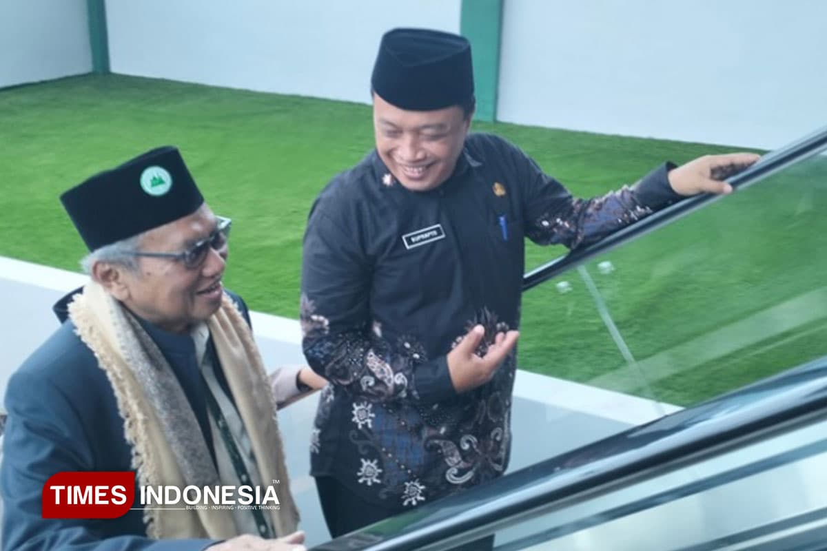 Masjid Agung Gresik Pasang Eskalator, Mudahkan Akses Jemaah Lansia dan Disabilitas