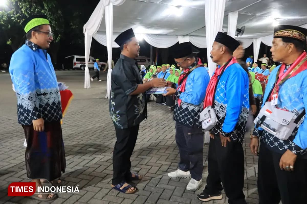 Jemaah Haji Gresik Dibekali Vitamin untuk 40 Hari, Bupati Yani: Fokus Ibadah